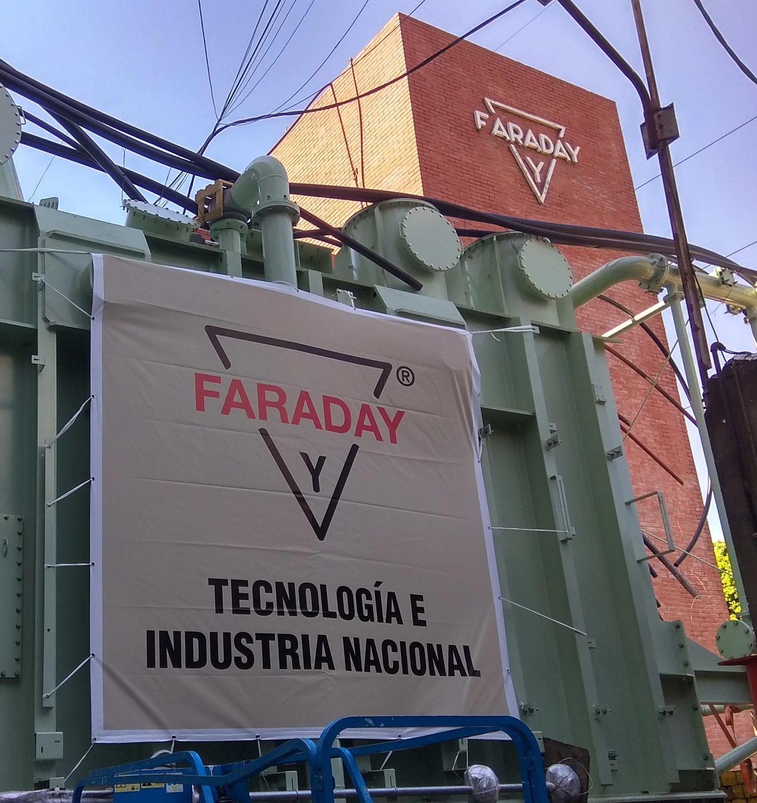 Transformador FARADAY con cartel Tecnología e Industria Nacional