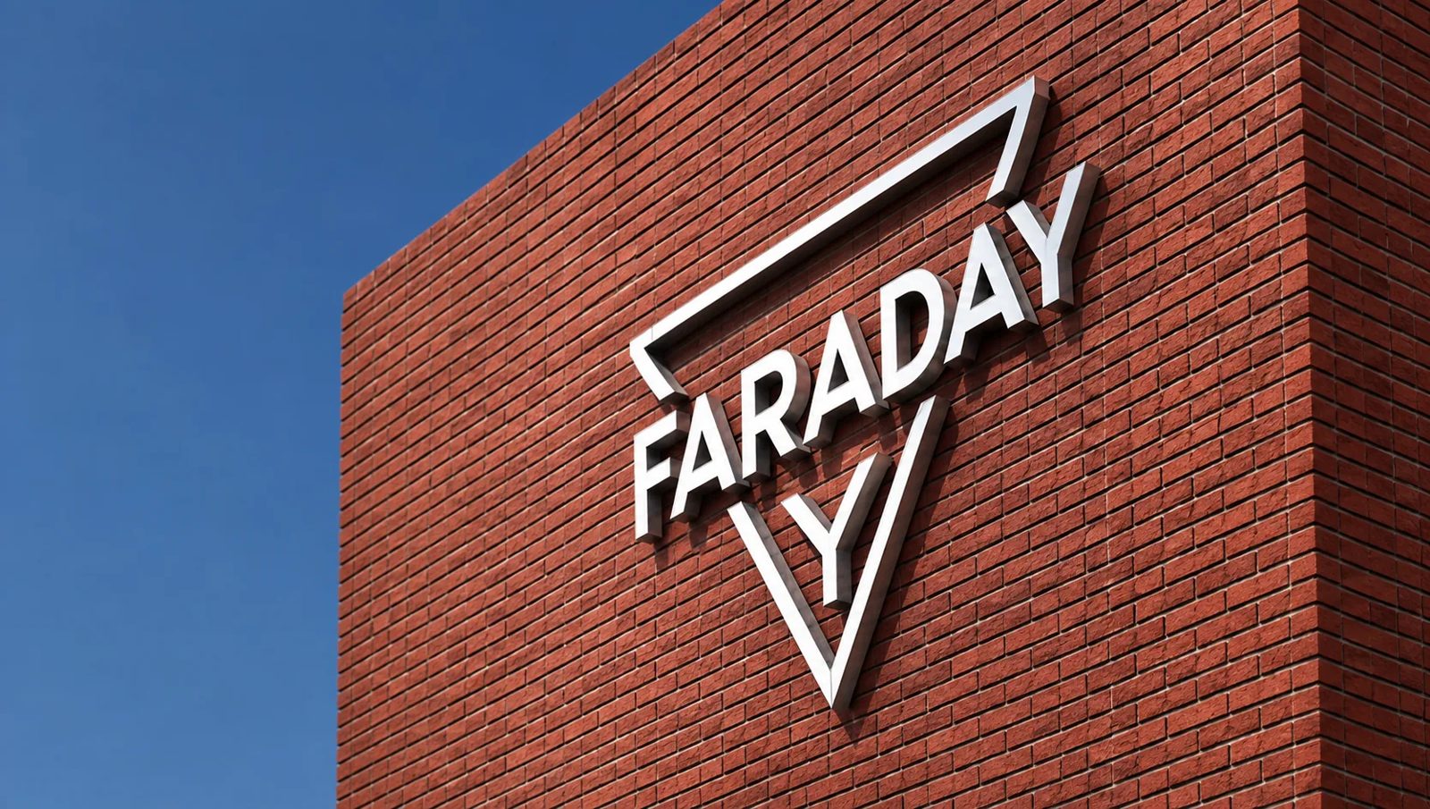 Fachada de la planta FARADAY con el logo de la empresa