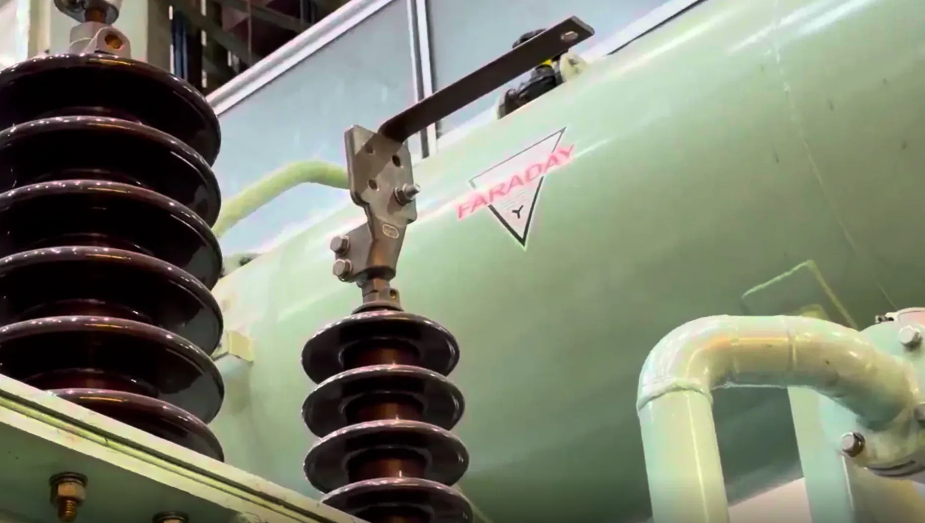 Técnico de FARADAY trabajando sobre un transformador